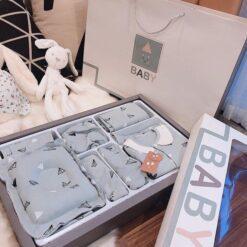 Set quà tặng sơ sinh cho bé có hộp sang chảnh