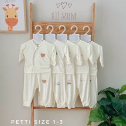 Bán sỉ Bộ sơ sinh dài tay Pettit Himom nền trắng vàng kem cúc cài lệch phong cách Hàn 2023